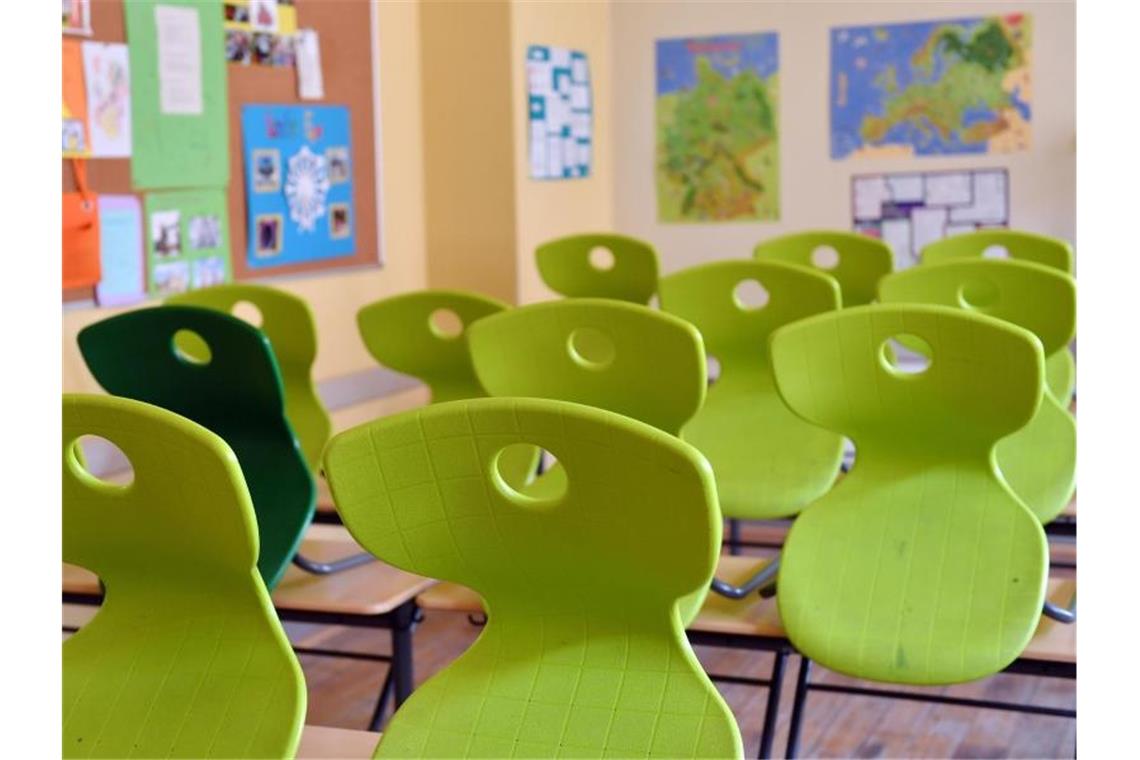 Blick in ein leeres Klassenzimmer in Halle/Saale. Foto: Hendrik Schmidt/dpa-Zentralbild/dpa