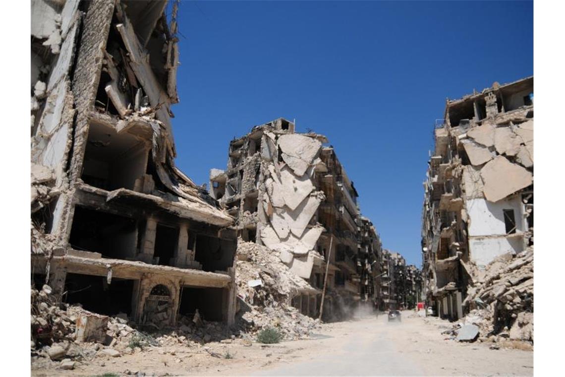 Hoffen auf humanitären Korridor: Und was kommt danach? Blick in ein zerstörtes Wohngebiet der syrischen Stadt Aleppo im Jahr 2017. Foto: picture alliance / Simon Kremer/dpa