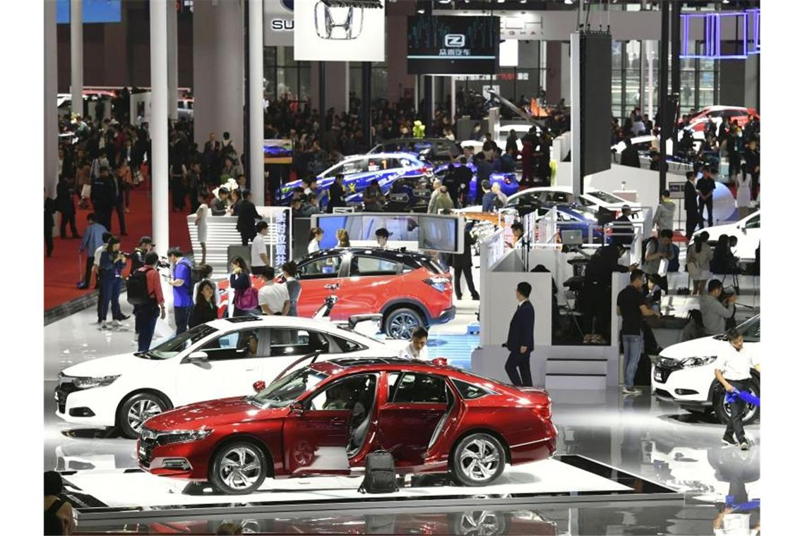 „Großer Lichtblick“ für deutsche Autobauer Blick in eine Ausstellungshalle der Automesse „Auto Shanghai“. Foto: kyodo/dpa