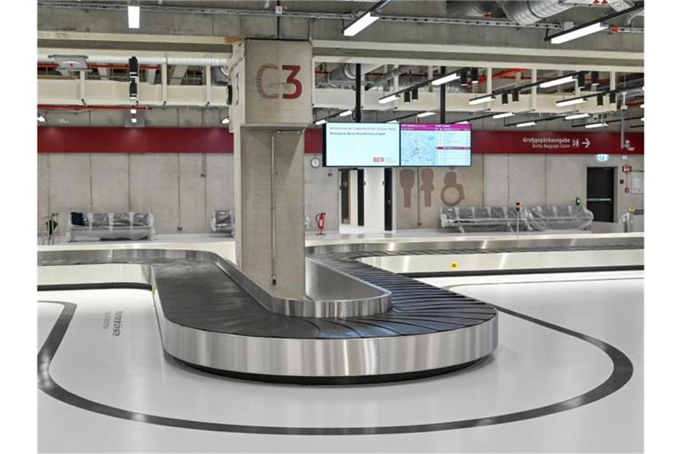 Blick in eine Halle der Gepäckabfertigung im Terminal 2 vom Flughafen Berlin-Brandenburg (BER). Foto: Patrick Pleul/dpa-Zentralbild/dpa