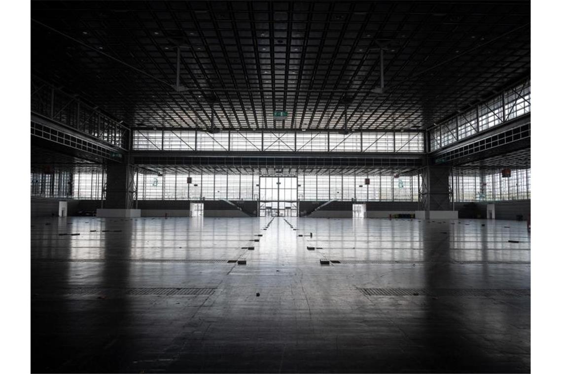 Blick in eine leere Messehalle in Düsseldorf. Foto: Bernd Thissen/dpa