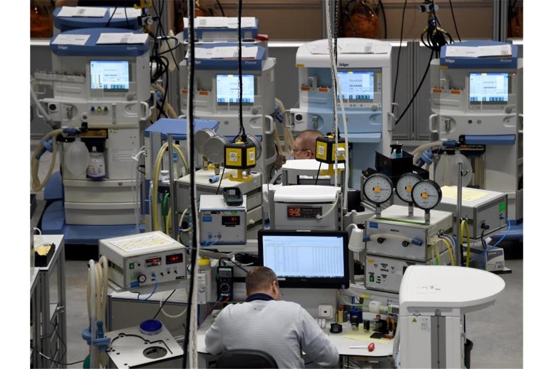Schwächephase der deutschen Industrie dauert an Blick in eine Produktionshalle der „Zukunftsfabrik“ der Drägerwerk AG. Foto: Carsten Rehder/dpa