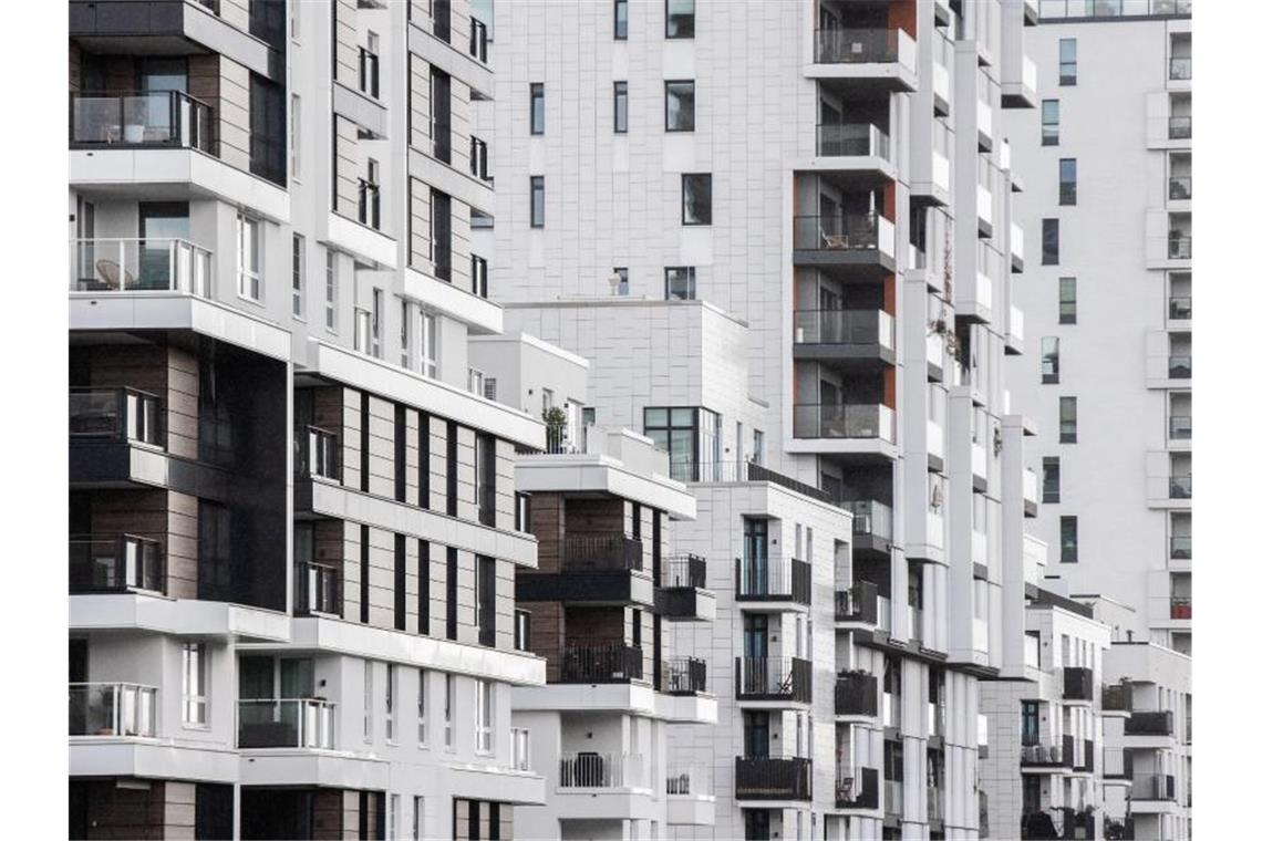 Blick in eine Straße in Düsseldorf mit Wohnhäusern. Teure Mieten und hohe Wohnungspreise machen vielen Verbrauchern in Deutschland schwer zu schaffen. Foto: Marcel Kusch/dpa