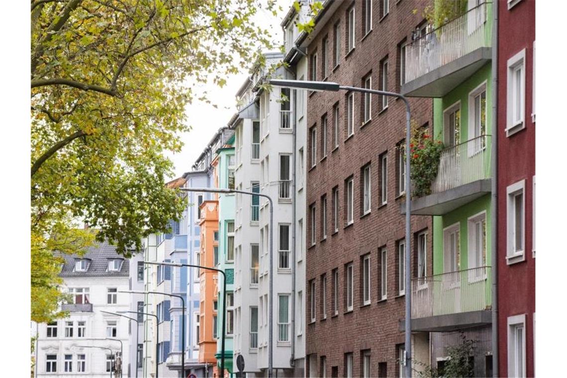 Blick in eine Straße mit Wohnhäusern in Düsseldorf. Der Trend zu überhöhten Immobilienpreisen vor allem in deutschen Großstädten hat sich einer Bundesbank-Analyse zufolge im Jahr 2020 leicht verschärft. Foto: Marcel Kusch/dpa