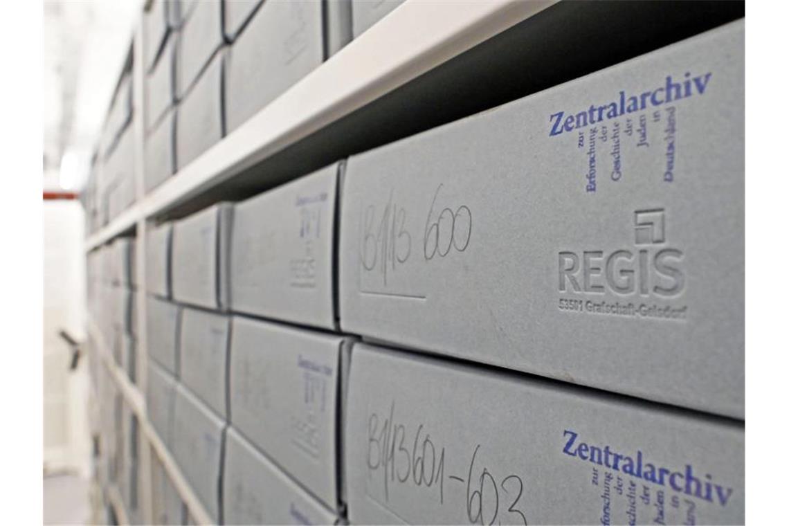 Zentralarchiv zur Geschichte der Juden feiert Umzug Blick in einen Archivgang des Zentralarchivs zur Erforschung der Geschichte der Juden in Deutschland. Foto: Uli Deck/dpa