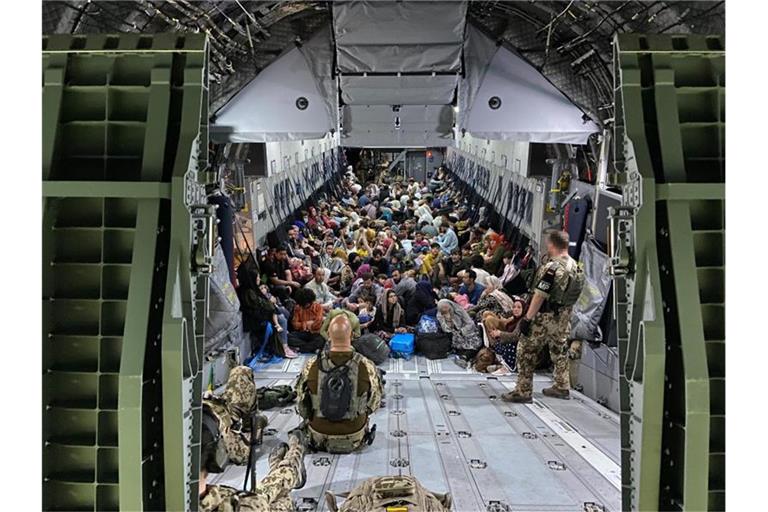 Blick in einen Bundeswehr-Airbus in Taschkent in Usbekistan nach der Ankunft aus Kabul. Foto: Marc Tessensohn/Bundeswehr/dpa