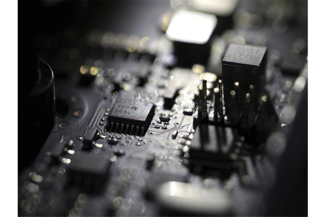 Blick in einen Computer. Die Branche hat mit einer ausgeprägten Chip-Knappheit zu kämpfen. Foto: Jenny Kane/AP/dpa