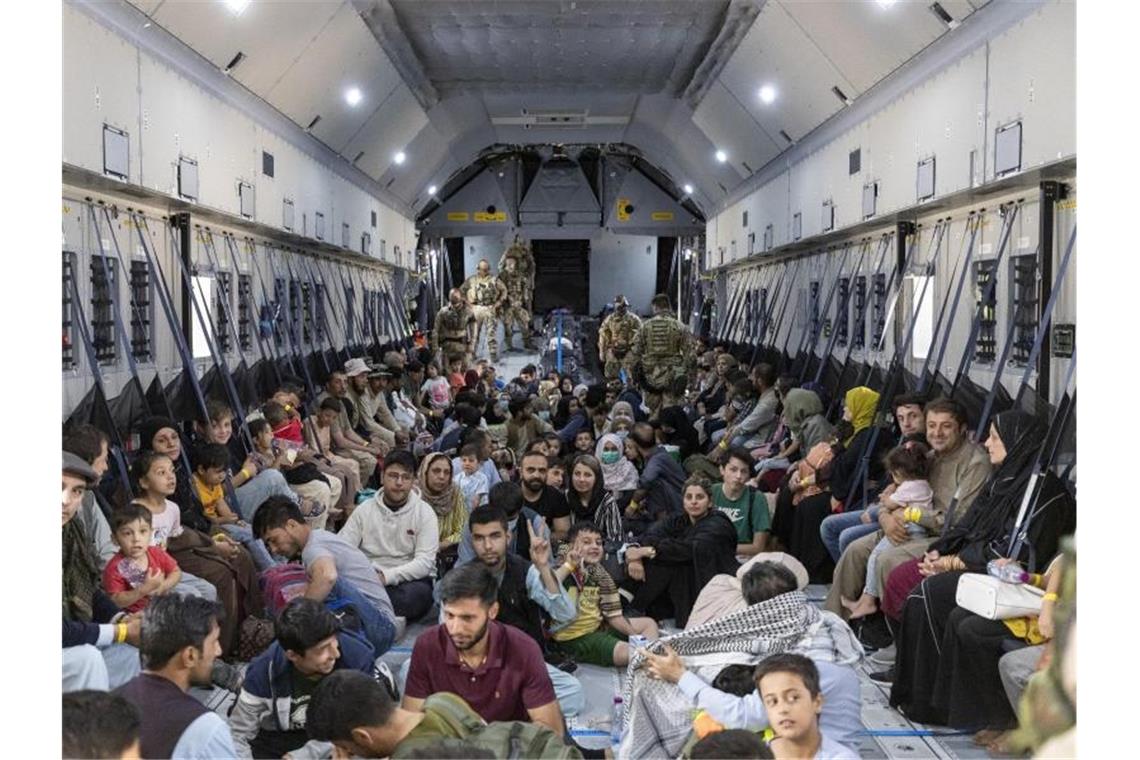 Luftbrücken-Ende: Tausende noch auf deutscher Ausreiseliste Blick in einen der letzten deutschen Rettungsflüge aus Kabul am Donnerstag. Foto: Marc Tessensohn/Bundeswehr/dpa