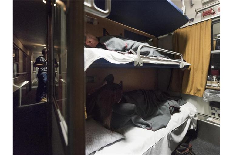 Blick in einen Nachtzug der Österreichischen Bundesbahnen (ÖBB) auf der Fahrt von Zürich nach Hamburg. Foto: Christian Beutler/Keystone/dpa