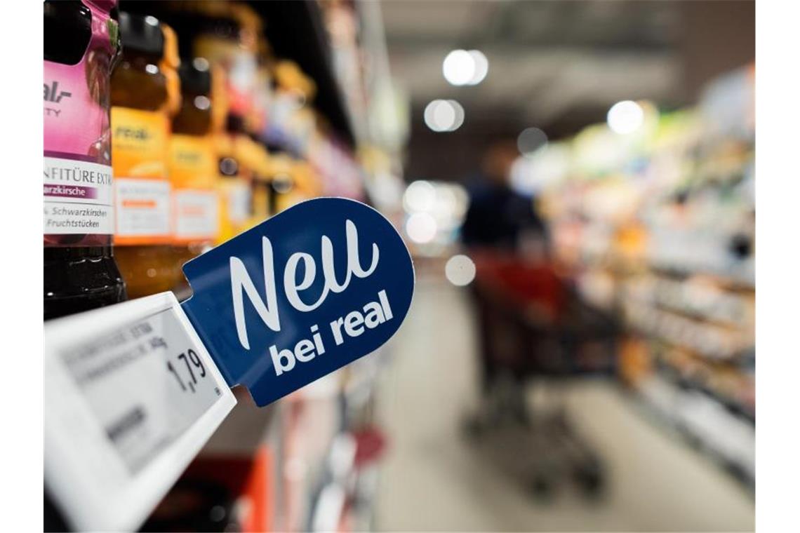 Blick in einen Real-Markt: Nach dem Verkauf der Supermarktkette werden rund 30 Filialen geschlossen. Foto: Rolf Vennenbernd/dpa