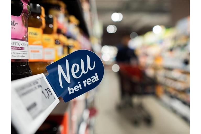 Blick in einen Real-Markt: Nach dem Verkauf der Supermarktkette werden rund 30 Filialen geschlossen. Foto: Rolf Vennenbernd/dpa