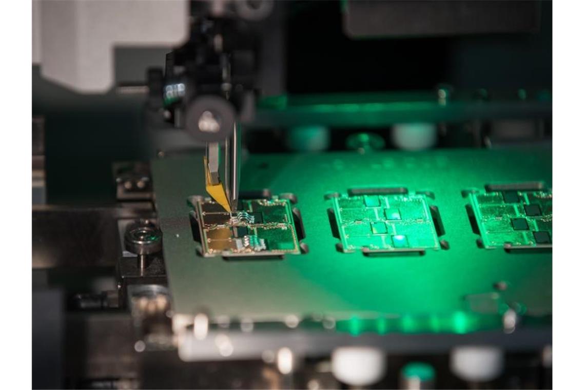 „Tiefpunkt hinter uns“: Conti glaubt an Neustart Blick in einen Verbindungsprozess (Aluminiumbonden) zwischen Elektronikträger und Halbleiter, aufgenommen in der Produktion von 48-Volt-Elektromotoren bei Continental. Foto: Daniel Karmann/dpa