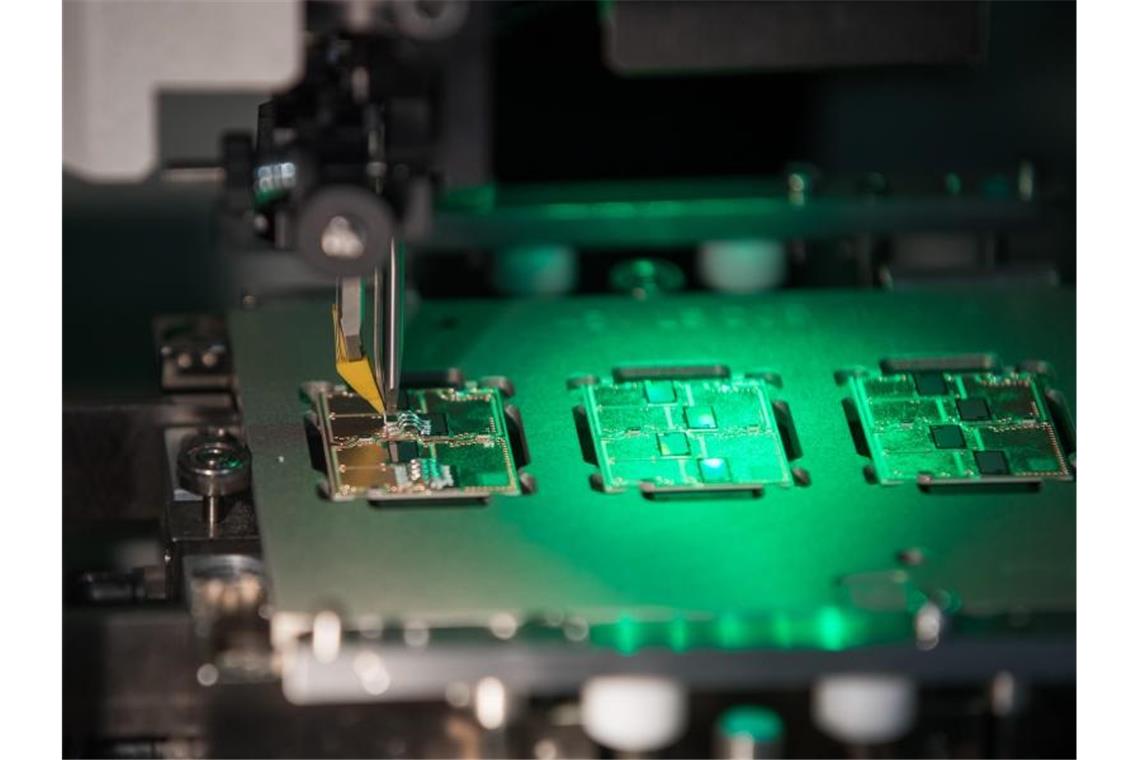 Südwestmetall: Produktion stockt trotz voller Auftragsbücher Blick in einen Verbindungsprozess (Aluminiumbonden) zwischen Elektronikträger und Halbleiter. Foto: Daniel Karmann/dpa/Archivbild