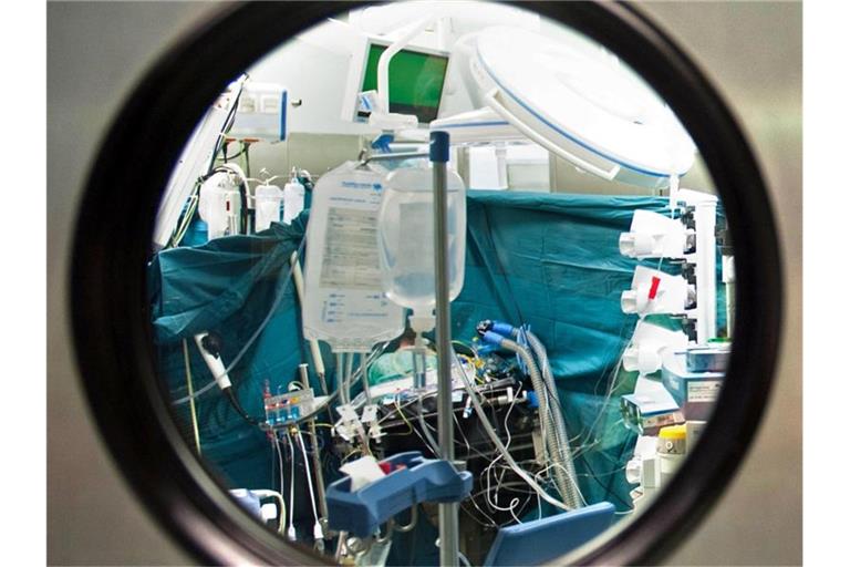 Blick in einer Klinik durch das Fenster von einem Operationssaal. Foto: Maurizio Gambarini/Archivbild