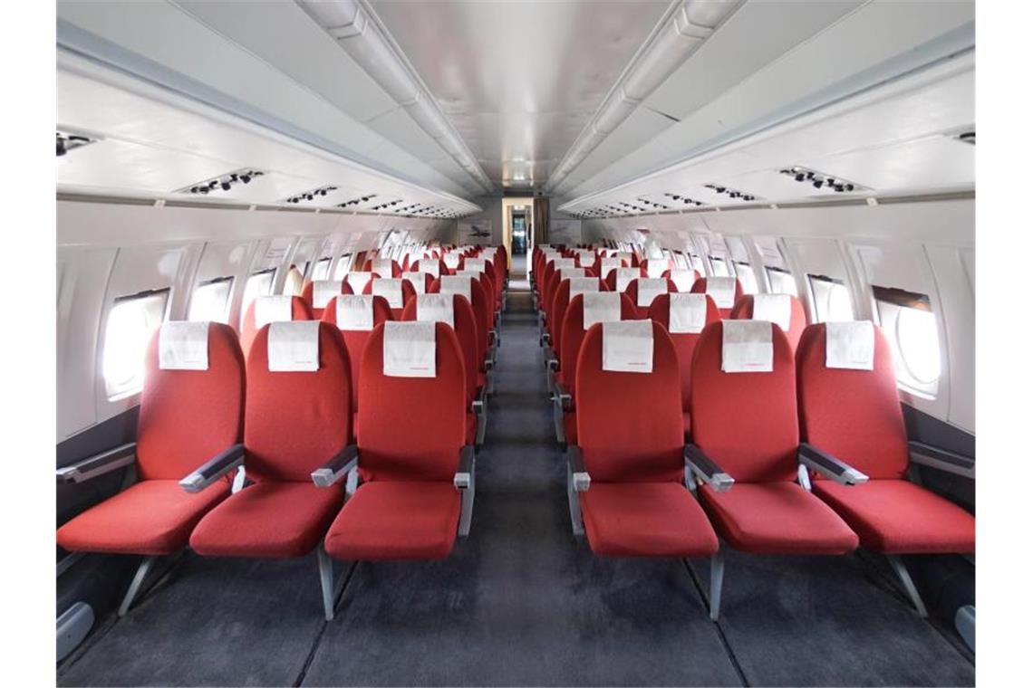 Vor 30 Jahren landete der Interflug für immer Blick ins Innere der „Lady Agnes“, einer Iljuschin 62 der Fluggesellschaft Interflug, die auf dem Flugplatz Stölln/Rhinow steht. Foto: Jörg Carstensen/dpa