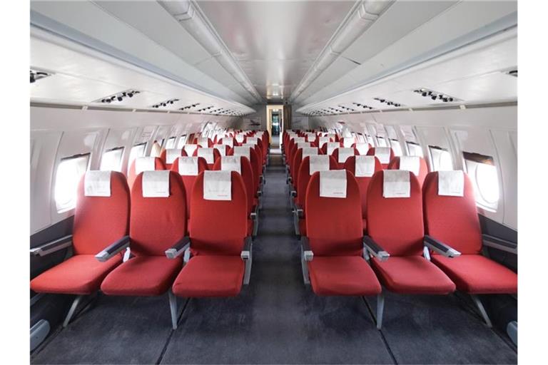 Blick ins Innere der „Lady Agnes“, einer Iljuschin 62 der Fluggesellschaft Interflug, die auf dem Flugplatz Stölln/Rhinow steht. Foto: Jörg Carstensen/dpa