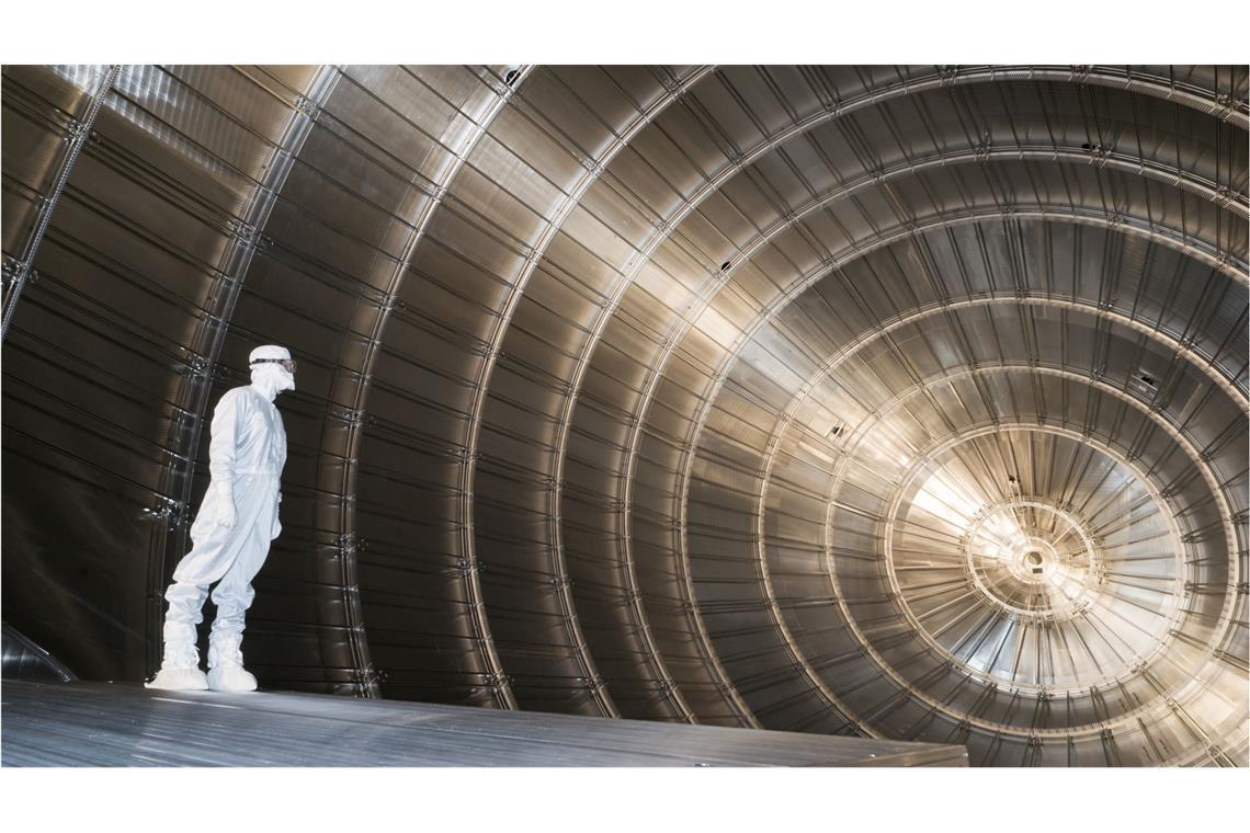 Neutrinos auf der Spur: Was wiegt ein Geisterteilchen? Blick ins Innere des KATRIN-Hauptspektrometers.