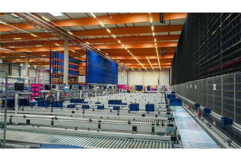 Blick ins Innere eines Honold-Defense-Center. Von dort aus versorgt der Logistikdienstleister die Kunden aus der Verteidigungsindustrie mit Teilen und liefert diese direkt in die Fertigung.