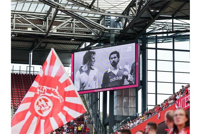 Blick ins Kölner Stadion bei einer Gedenkminute für Gerd Müller. Foto: Rolf Vennenbernd/dpa