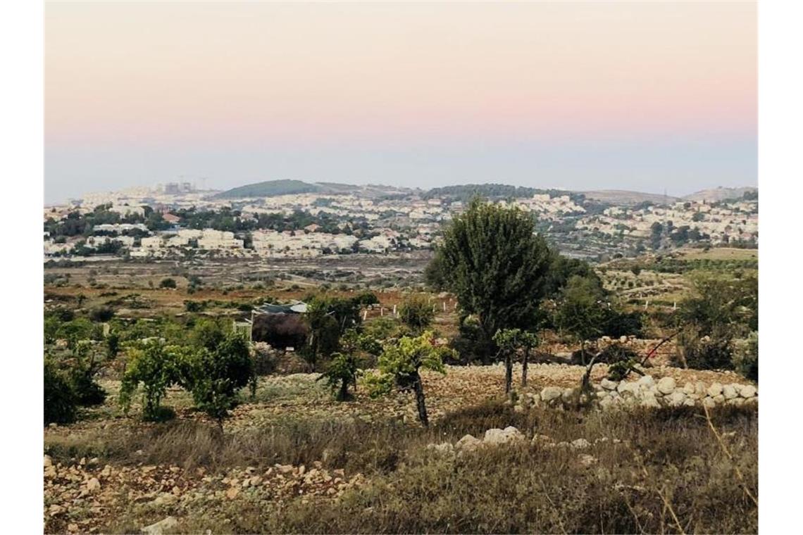Trump stellt Palästinensern eigenen Staat in Aussicht Blick ins Westjordanland: Laut Medienberichten sieht Trumps Vorhaben unter anderem die Annektierung israelischer Siedlungen im Westjordanland sowie des Jordantals vor. Foto: Helena Kaufmann/dpa