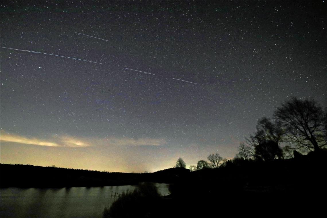 Blick über den Aichstrut-See nach Westen. Am Himmel die Perlenkette der Satelliten. Foto: G. Habermann