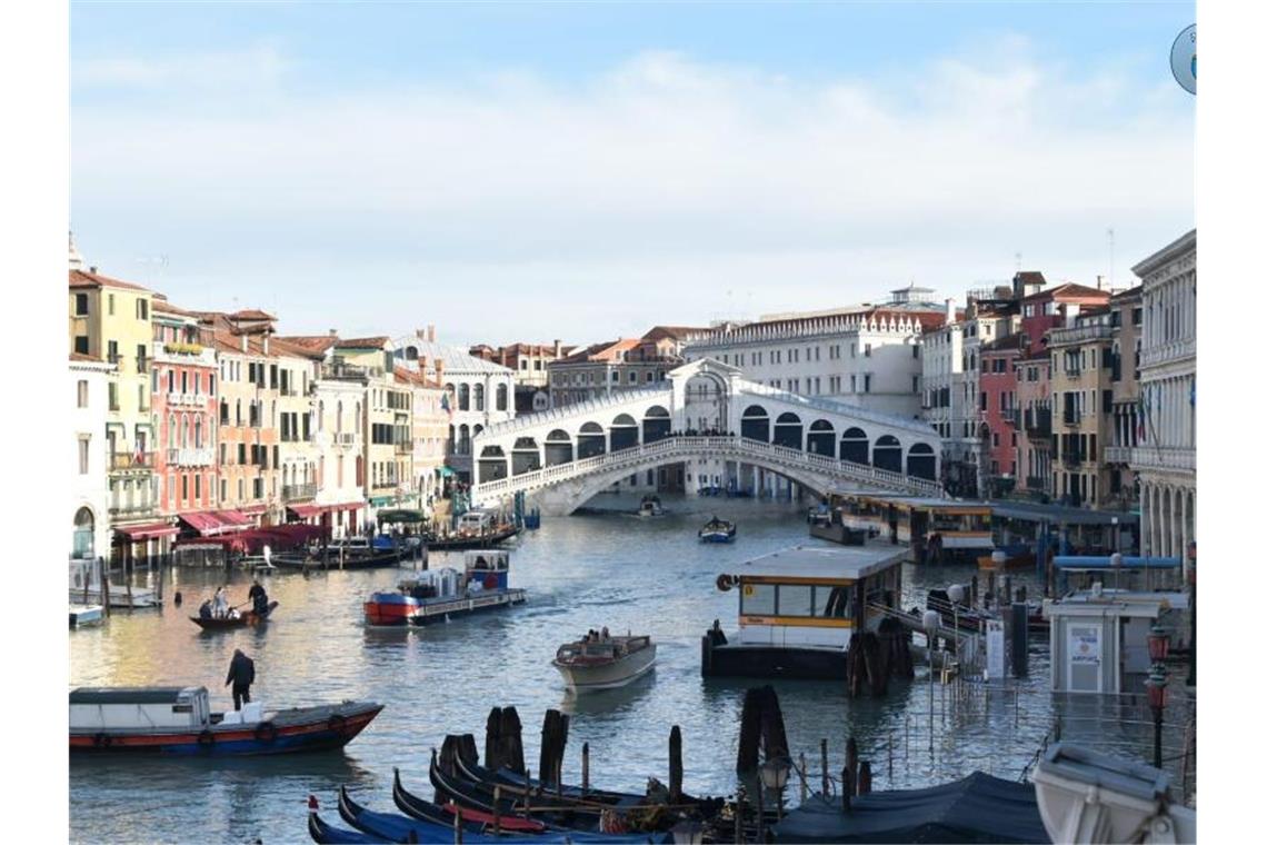 Hochwasserpegel in Venedig weiterhin hoch Blick über den Canal Grande auf die Rialtobrücke. Foto: ---/Stadt Venedig/dpa