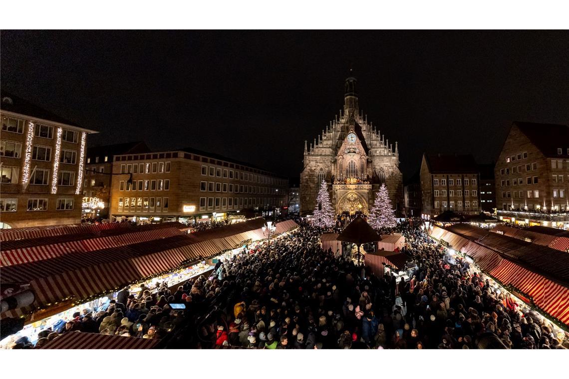 Blick über den Christkindlesmarkt, einen der  ältesten Weihnachtsmärkte Deutschlands.