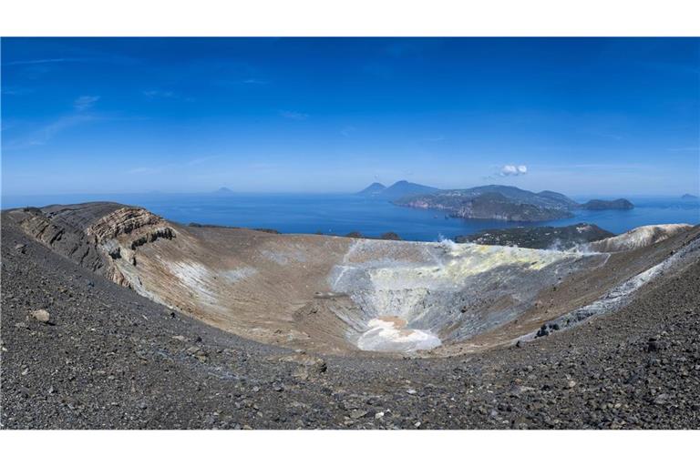 Blick über den großen Krater Gran Cratere auf der  Insel Vulcano. Europ