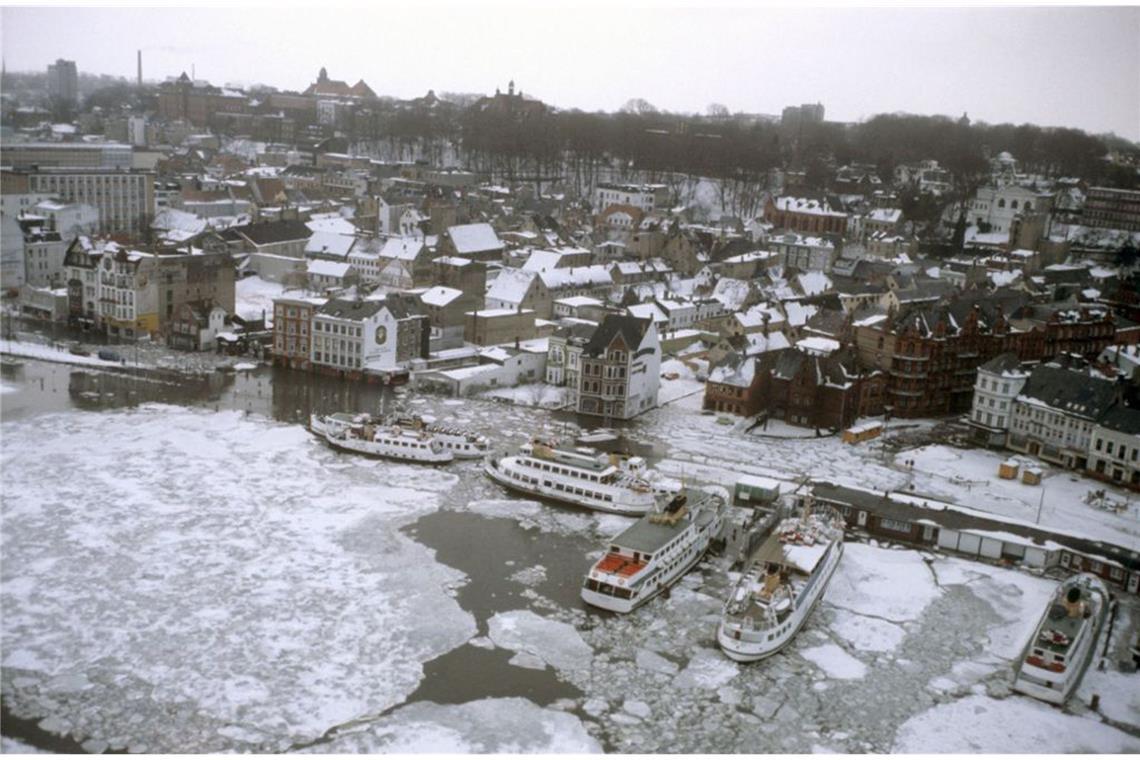 Blick über den vereisten Hafen von Flensburg.