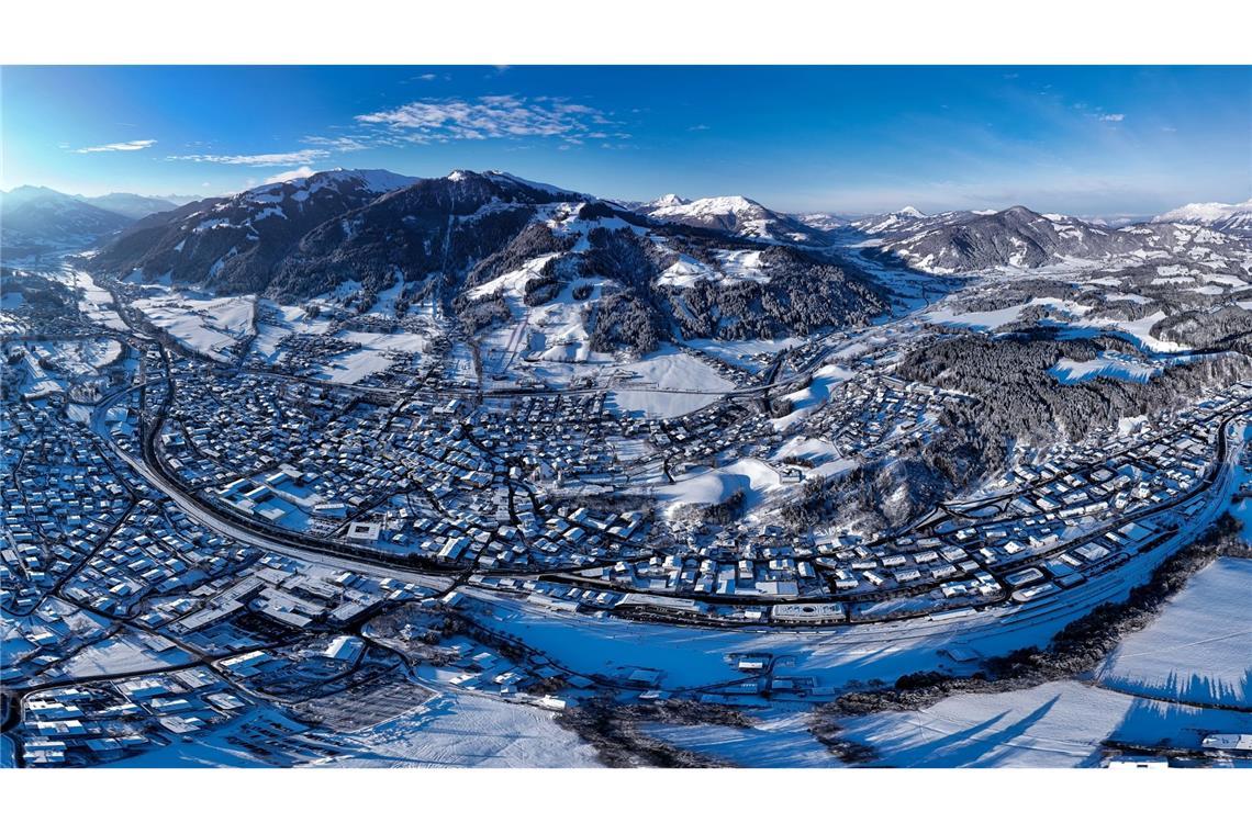 Blick über den Wintersportort Kitzbühel.