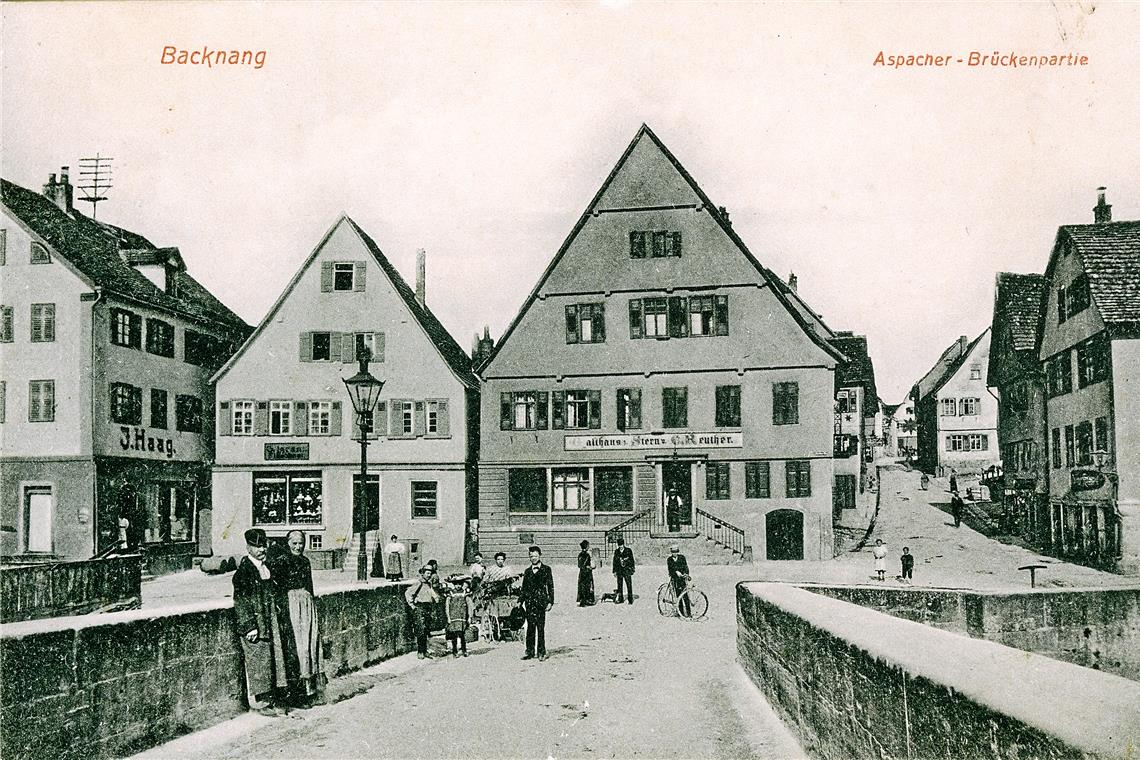 An der Gabelung stand das Siechenhaus Blick über die alte Aspacher Brücke auf den Gasthof Stern um 1905. Repros: P. Wolf