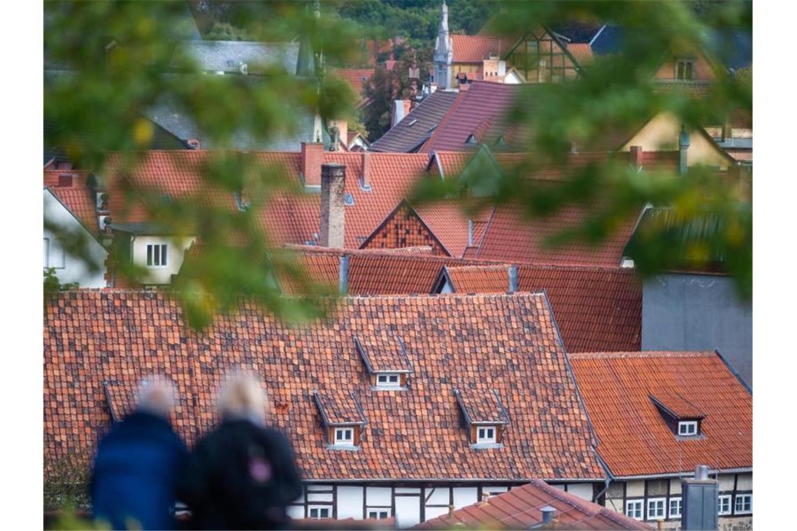 Blick über die Dächer von Quedlinburg. Bund und Länder haben sich auf ein milliardenschweres Hilfspaket für Städte und Gemeinden geeinigt. Foto: Klaus-Dietmar Gabbert/zb/dpa