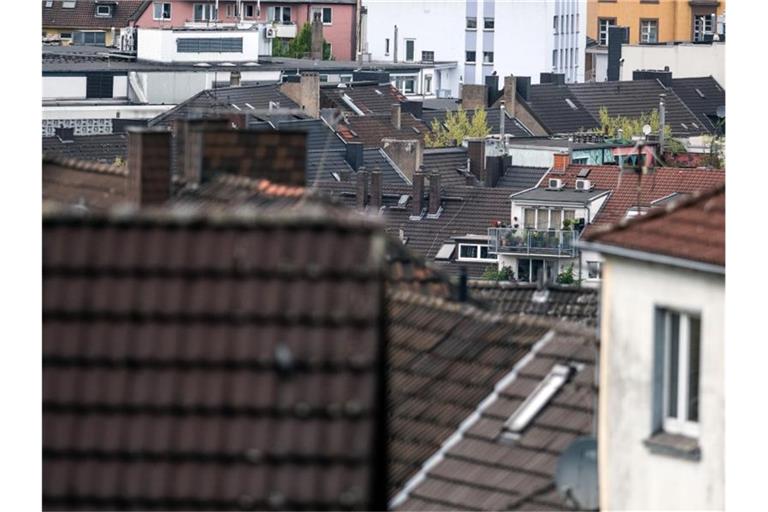 Blick über die Dächer von Witten. In der Stadt müssen Haus- und Wohnungseigentümer und auch Mieter, bei denen die Grundsteuer auf die Miete umgelegt wird, am meisten zahlen. Foto: Bernd Thissen/dpa