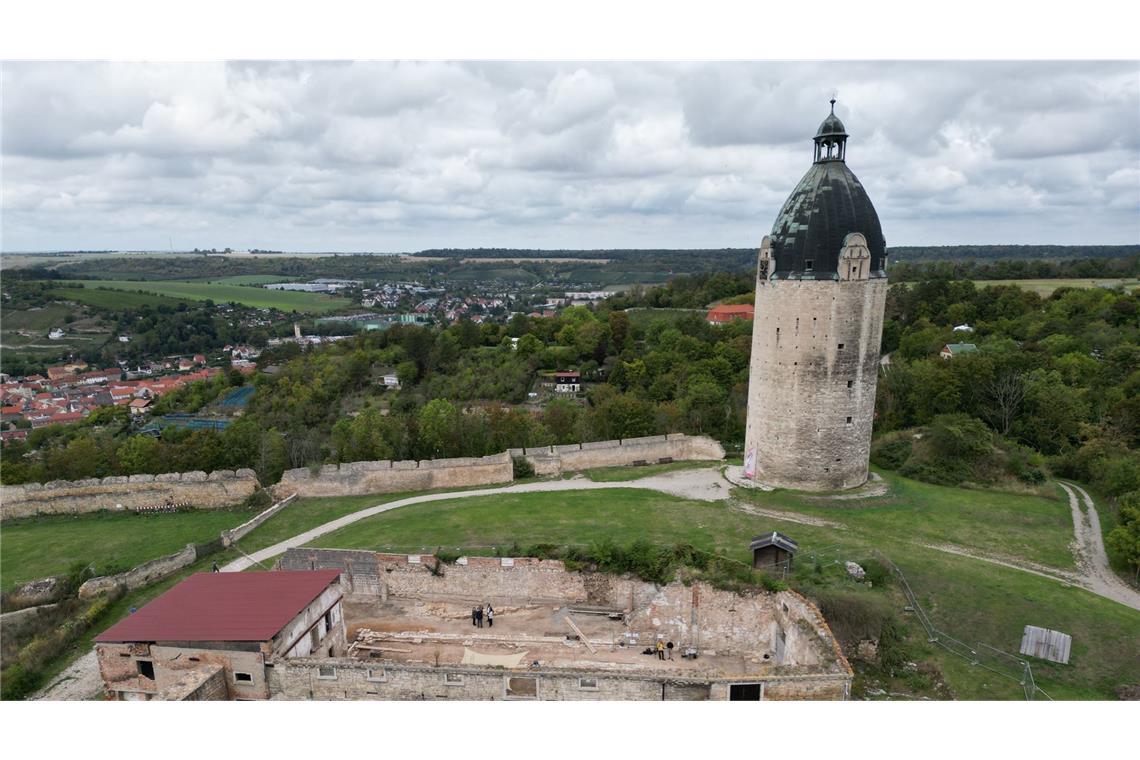 Womit man im Mittelalter spielte und wie man sich wärmte Blick über die Grabungsfläche des Landesamtes für Denkmalpflege und Archäologie Sachsen-Anhalt zum Bergfried auf Schloss Neuenburg. Mit der Grabung gibt es neue Erkenntnisse zur Bau- und Nutzungsgeschichte.