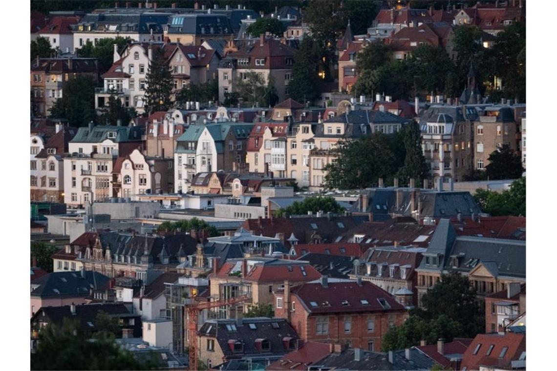 Blick über die Innenstadt von Stuttgart. Immobilienkäufer profitieren von den Niedrigzinsen. Foto: Marijan Murat/dpa