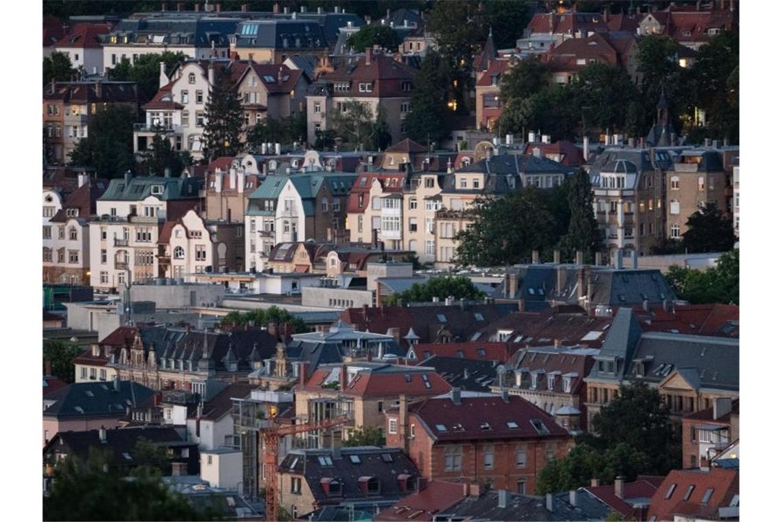 Immobilienkäufer legen mehr Wert auf Sicherheit Blick über die Innenstadt von Stuttgart. Immobilienkäufer profitieren von den Niedrigzinsen. Foto: Marijan Murat/dpa