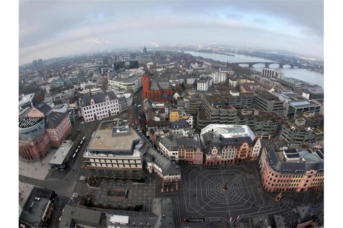 Blick über die Stadt Mainz vom Dom aus mit einer Fischaugen-Optik. Mainz hat im Ranking deutscher Großstädte bei der Wirtschaftskraft einer Studie zufolge deutlich an Boden gut gemacht. Foto: Fredrik von Erichsen/dpa