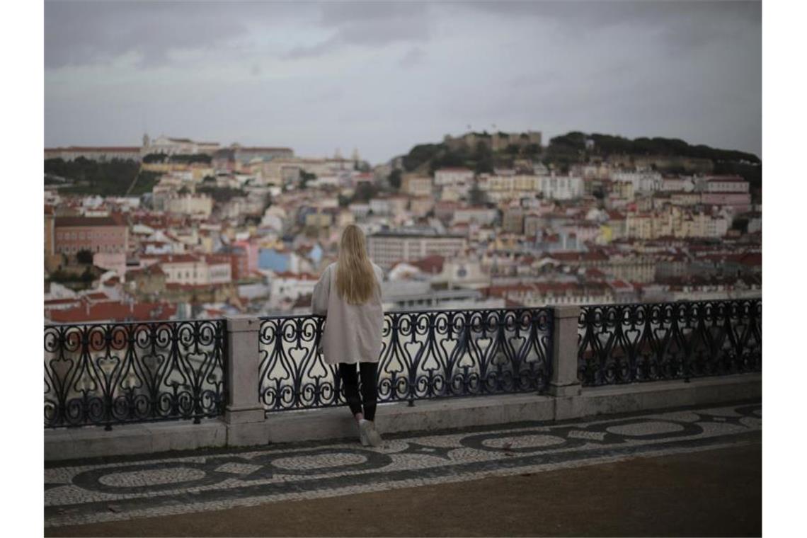 Blick über Lissabons Altstadt. Portugals Hauptstadt wird für zwei Tage abgeriegelt. Foto: Armando Franca/AP/dpa