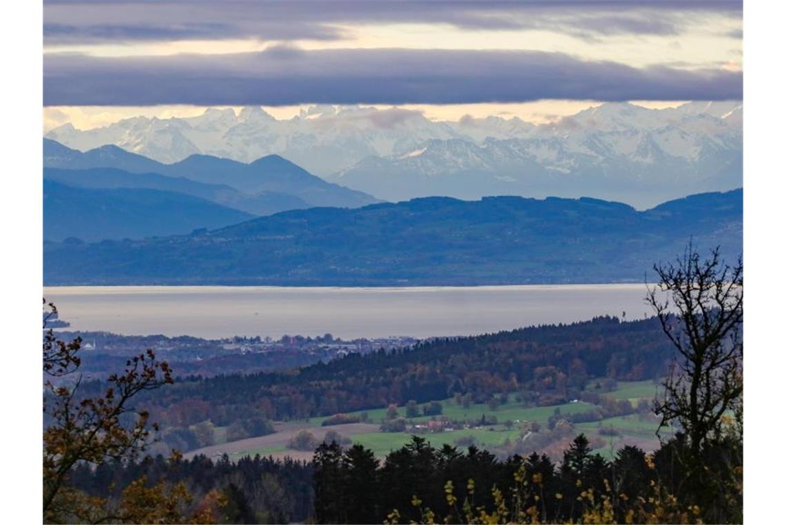 Blick vom Berg „Höchsten“ auf den Bodensee und die durch den Föhn sichtbaren Alpen. Foto: Thomas Warnack/dpa/Archivbild
