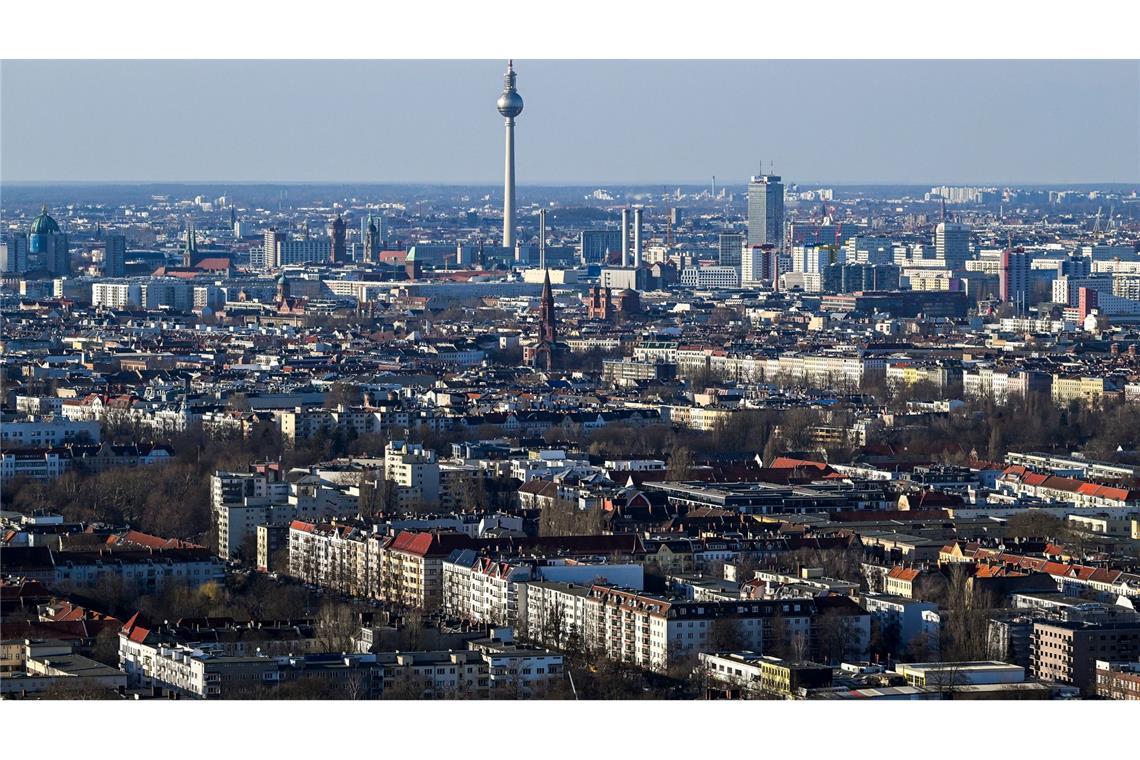 Blick vom Berliner Estrel Tower, der 2026 eröffnet werden soll. (Archivbild)
