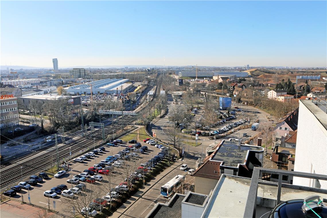 Blick vom BGS-Hochhaus in Waiblingen auf die Devizesstraße, den Bahnhof mit Parkplatz und die umliegenden Gewerbeflächen. Foto: B. Büttner