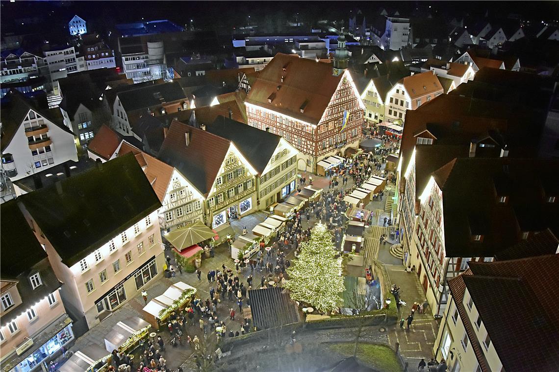 Blick vom Stadtturm auf den Weihnachtsmarkt in Backnang 2025. 42. Backnanger Wei...