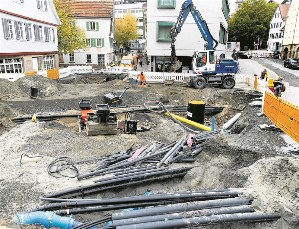 Blick von der Aspacher Brücke in Richtung Schillerstraße und Eduard-Breuninger-Straße. Unzählige Leitungen und Kanäle müssen neu verlegt werden.