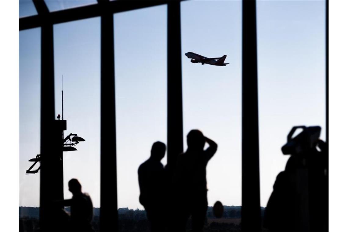 Blick von der Besucherterrasse am Berliner Flughafen auf ein startendes Flugzeug. Foto: Christoph Soeder/dpa