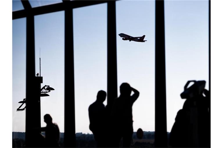 Blick von der Besucherterrasse am Berliner Flughafen auf ein startendes Flugzeug. Foto: Christoph Soeder/dpa