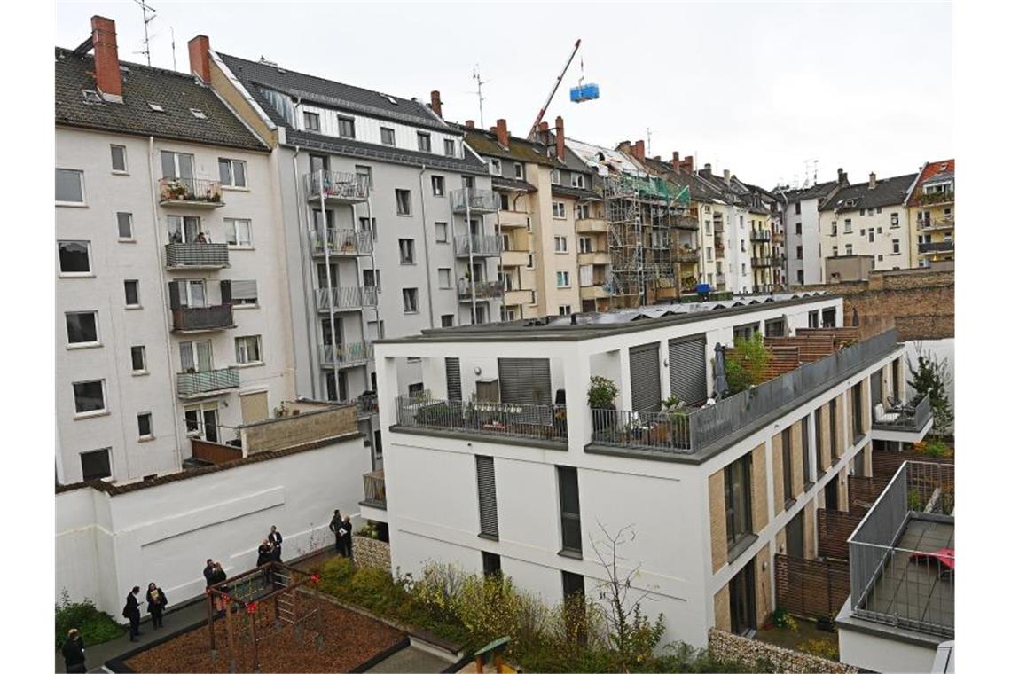 Bestands- und Neubauwohnungen in Deutschland immer teurer Blick von der Dachgeschosswohnung in der Mainzer Neustadt auf einen Neubau im Innenhof. Foto: Peter Zschunke/dpa-Zentralbild/dpa