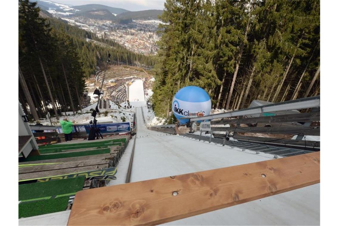 Blick von der Schanze in Titisee ins Tal. Foto: picture alliance/dpa/Archivbild