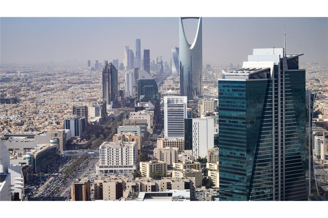 Blick von der Terrasse des Al Faisaliah Towers auf die Innenstadt von Riad. Die saudi-arabische Hauptstadt Riad ist mit rund 7,7 Mio. Einwohnerinnen und Einwohnern eine der größten und am schnellsten wachsenden Metropolen im Nahen Osten. (zu dpa: «Türkei und Pakistan wollen rasch Truppen in Saudi-Arabien stationieren»)