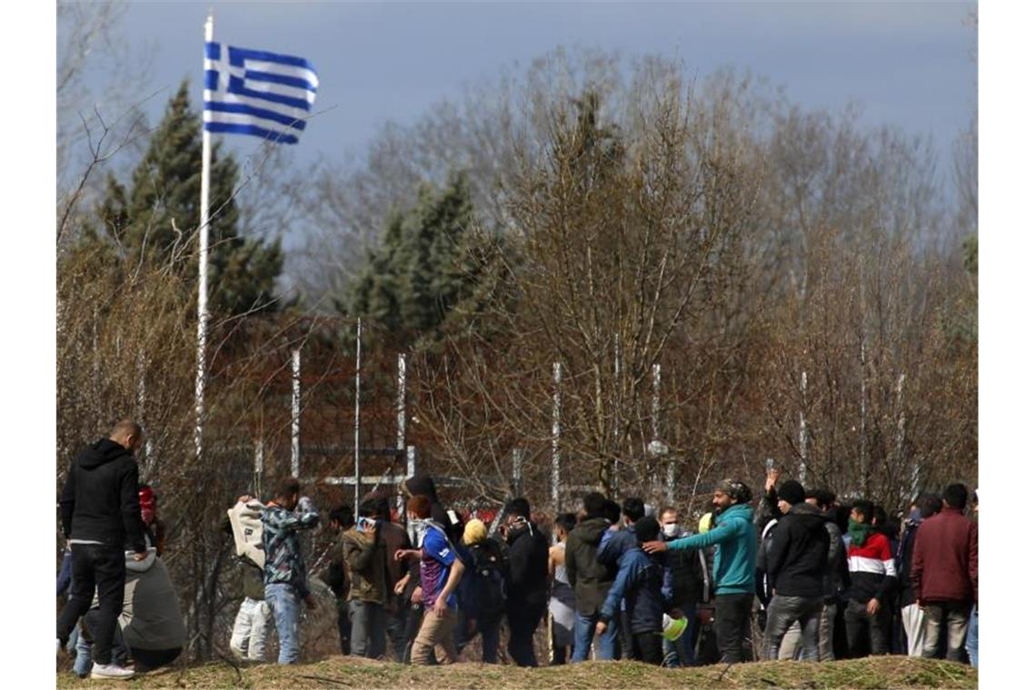 Blick von der türkischen Seite auf den Grenzzaun zu Griechenland. Foto: Darko Bandic/AP/dpa