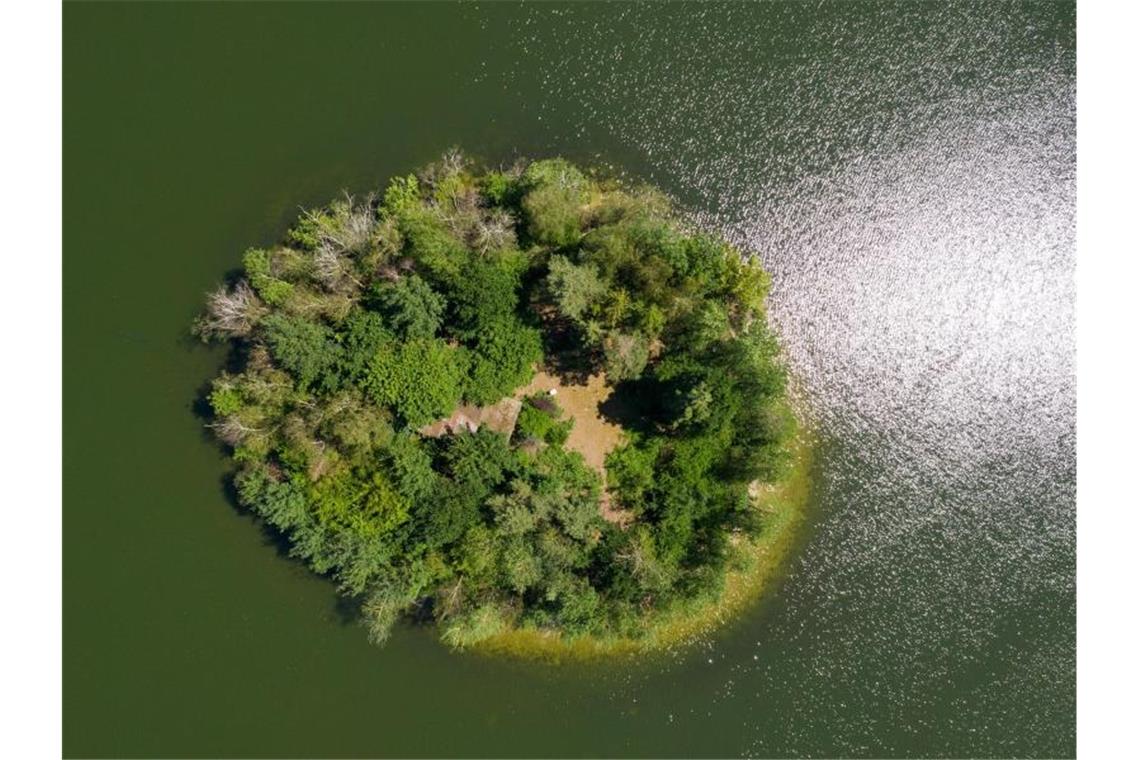 Blick von oben: Die Sonne scheint auf eine kleine Insel im Irenensee in Niedersachsen. Foto: Christophe Gateau